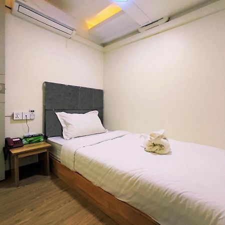 November Hostel Yangon Bagian luar foto
