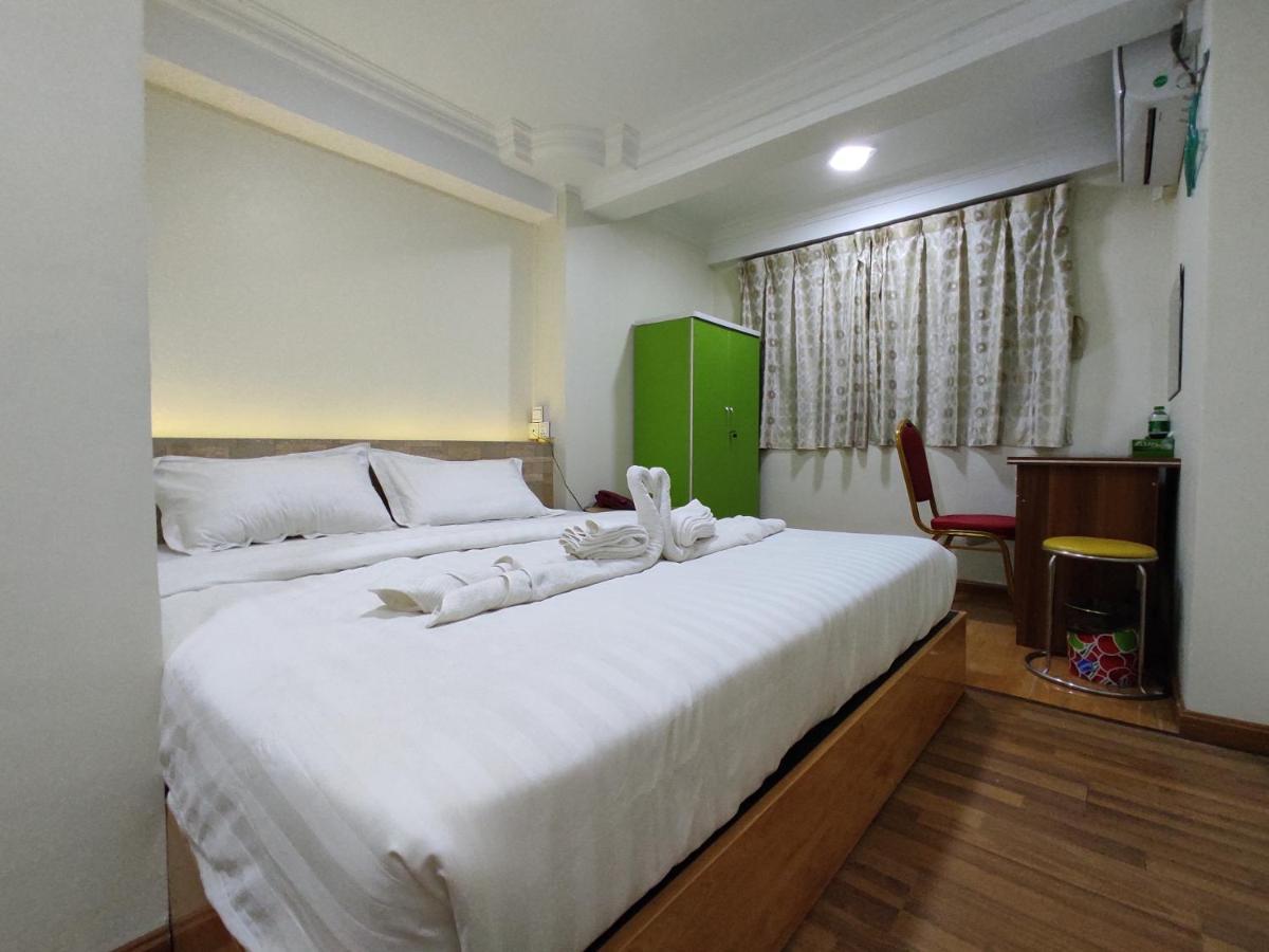 November Hostel Yangon Bagian luar foto