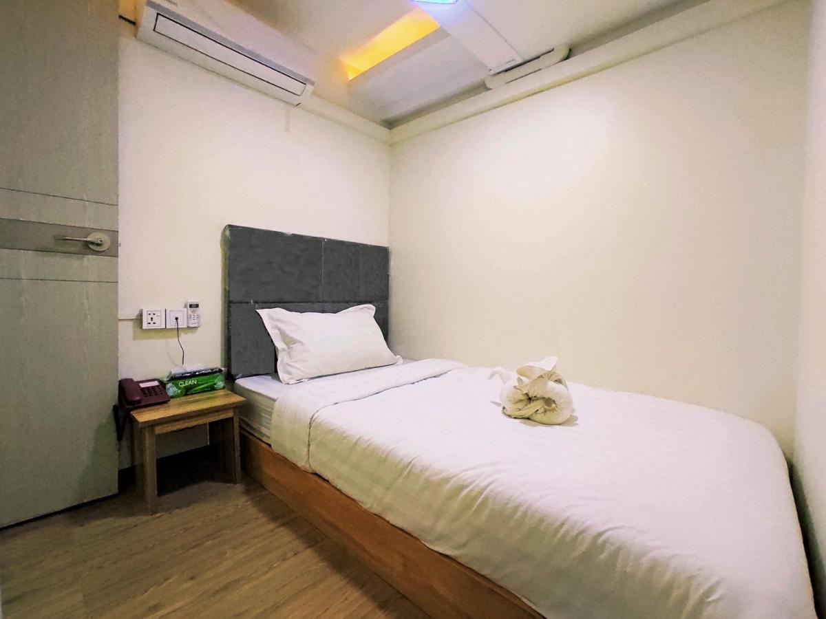November Hostel Yangon Bagian luar foto