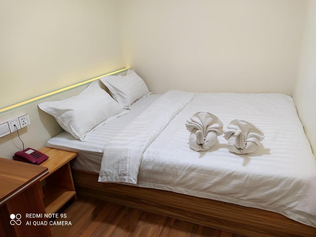 November Hostel Yangon Bagian luar foto