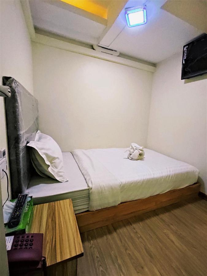 November Hostel Yangon Bagian luar foto